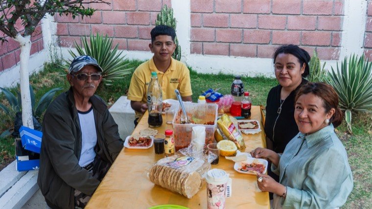 Compartiendo alimento en un día de visita