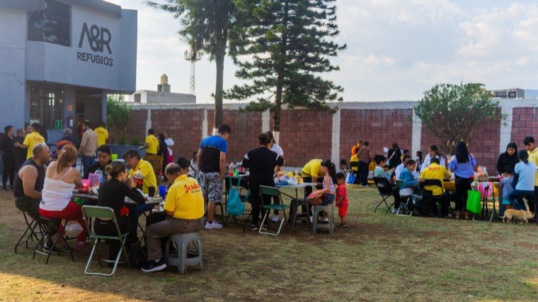 La familia de Amor & Restauración reunida