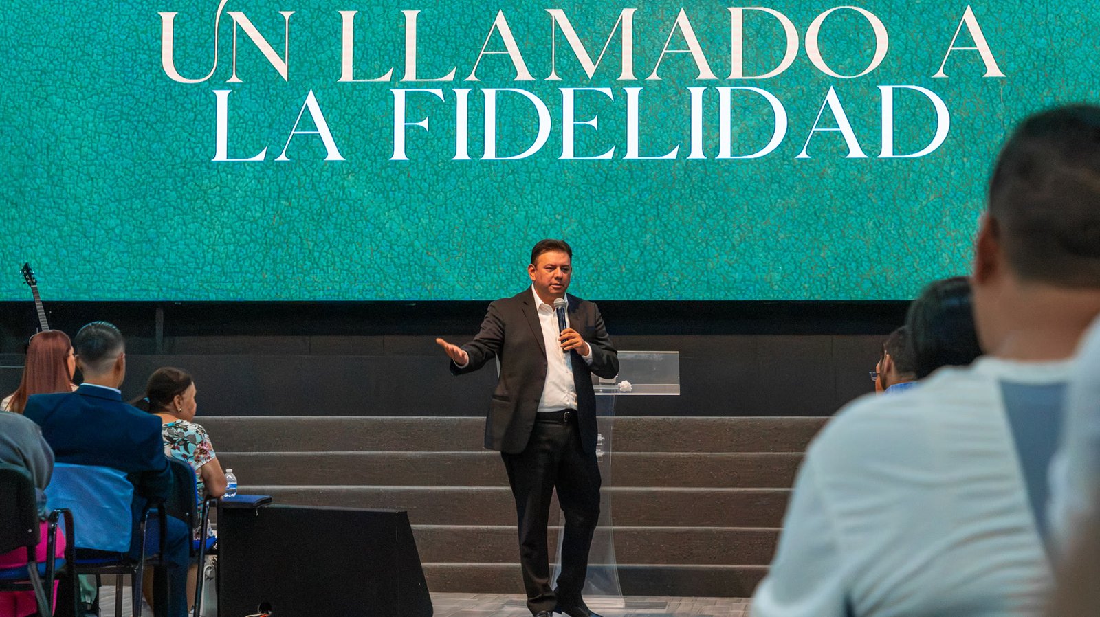 Pastor Omar Jaramillo predicando