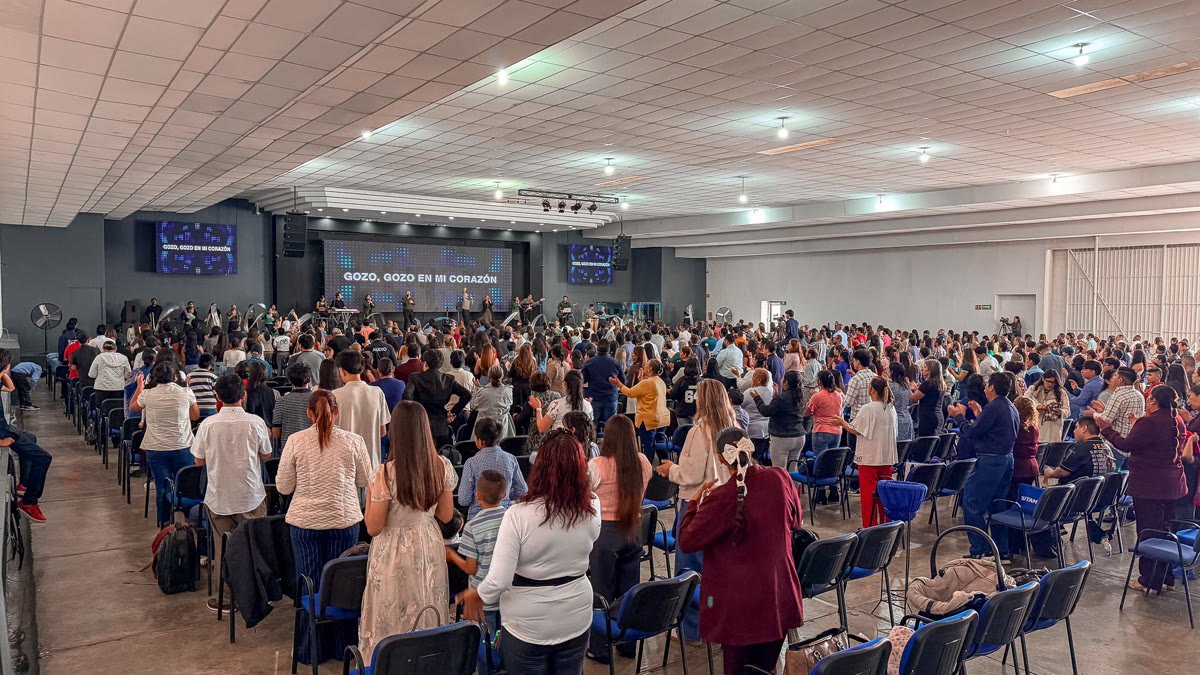 El templo lleno en el servicio dominical
