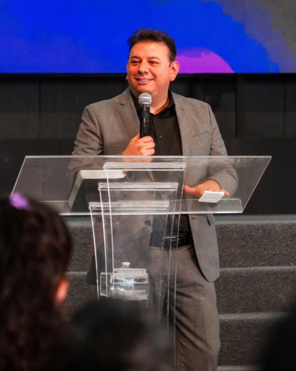 El pastor Omar Jaramillo predicando desde el púlpito