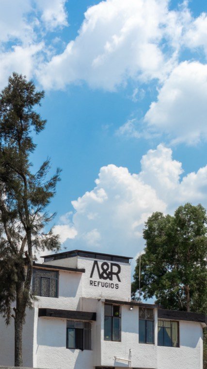 La casa de A&R Refugios vista desde el patio