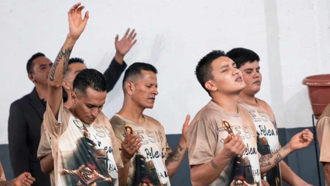 Jóvenes en adoración durante el servicio