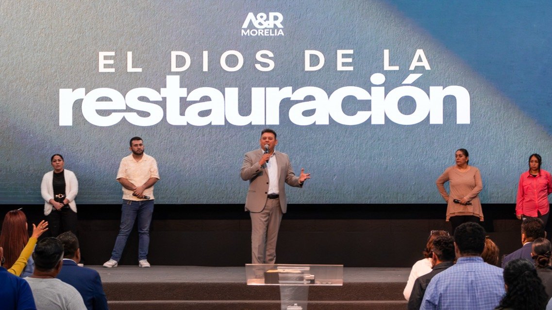 El templo lleno durante la predicación