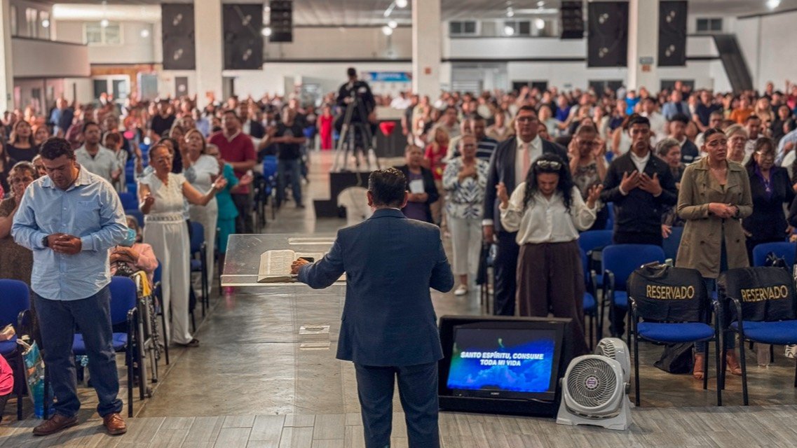 La congregación de pie durante el servicio
